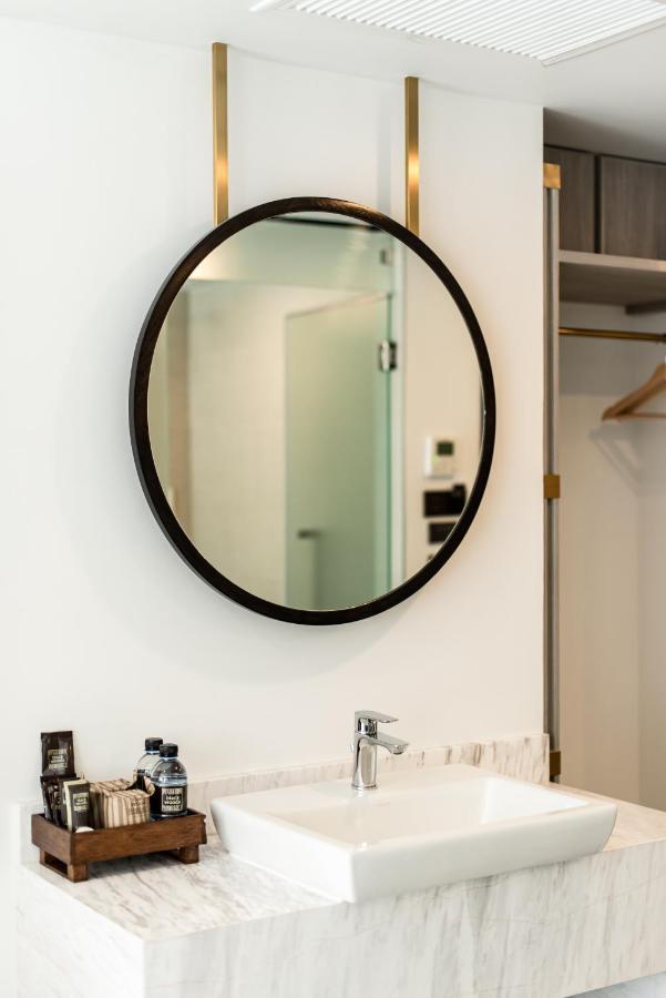 Blackwoods Hotel Pattaya - Sha Extra Plus Exterior foto A bathroom mirror