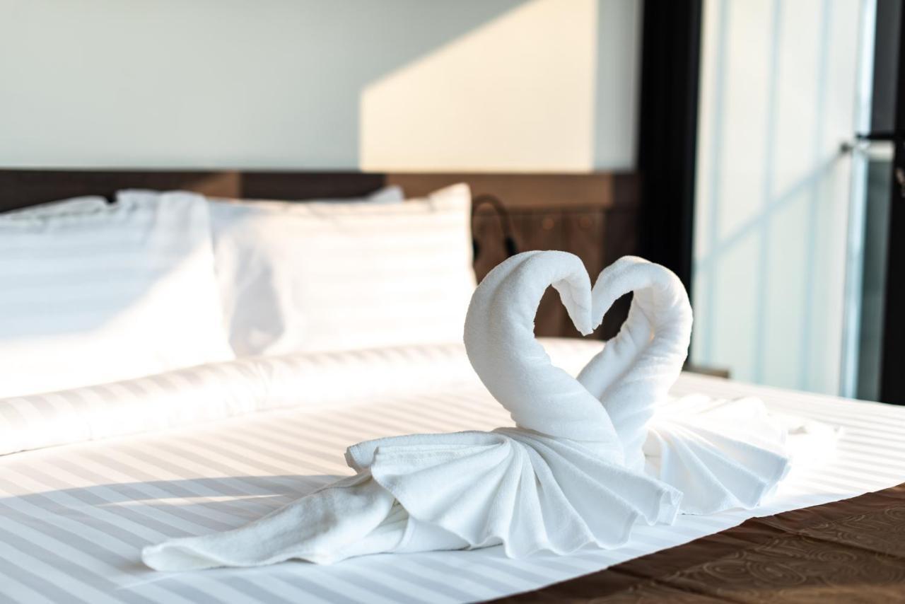 Blackwoods Hotel Pattaya - Sha Extra Plus Exterior foto A towel swan